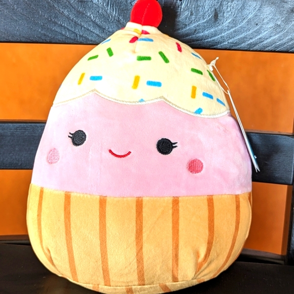 Squishmallow BNWT Clara the Cupcake 🧁 8" - Picture 1 of 3